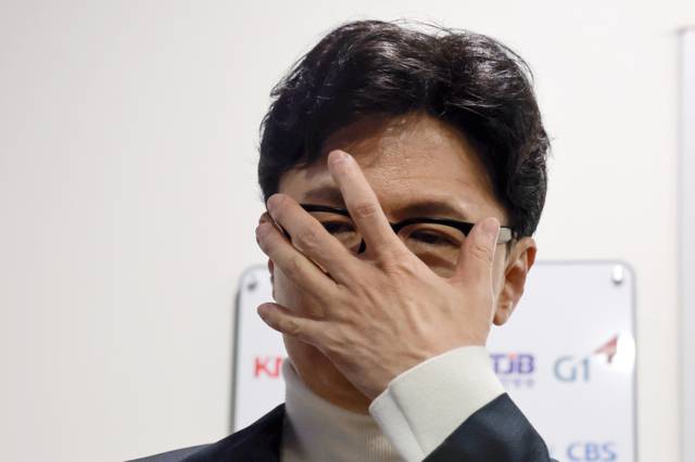 ▲ 국민의힘 한동훈 전 대표가 지난달 13일 국회 소통관에서 배현진 의원의 당원권 정지 1년 처분 관련 기자회견을 기다리며 안경을 고쳐쓰고 있다. 연합뉴스