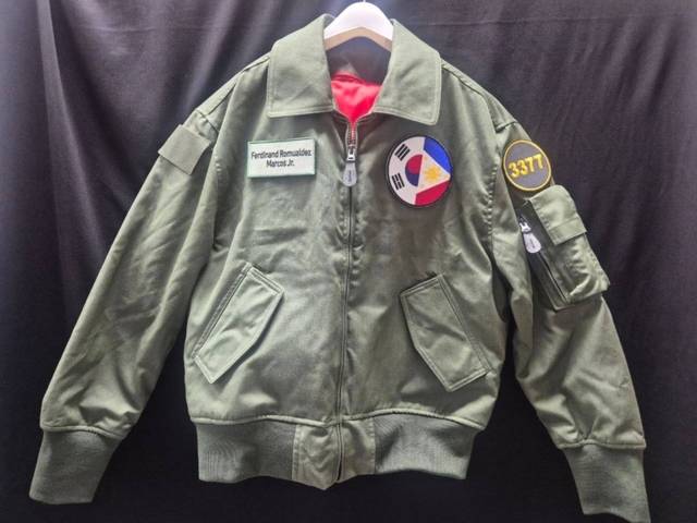 ▲ 이재명 대통령이 마르코스 필리핀 대통령 선물로 준비한 항공점퍼.