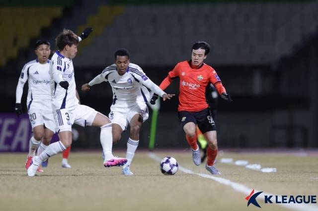 ▲ 강원FC 강준혁이 3일 춘천송암스포츠타운주경기장에서 열린 FC 마치다 젤비아와 2025-2026 AFC 챔피언스리그 엘리트 16강 1차전에서 돌파를 시도하고 있다. 한국프로축구연맹 제공