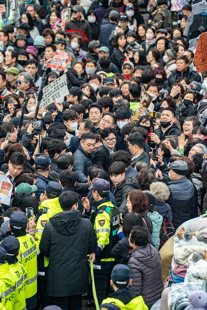 한동훈 국민의힘 전 대표가 2월 27일 대구 서문시장을 방문한 가운데 시장이 인파로 붐비고 있다. 사진=연합뉴스