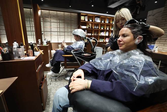 ‘K-미용실’이 한국 필수 관광 코스가 되면서 외국인 특화 헤어샵까지 등장했다. 사진은 26일 서울 명동의 한 미용실인 준오헤어 명동 2호점에서 외국인 관광객들이 헤어 관리를 받고 있는 모습 / 2026.2.26. 김범준 기자