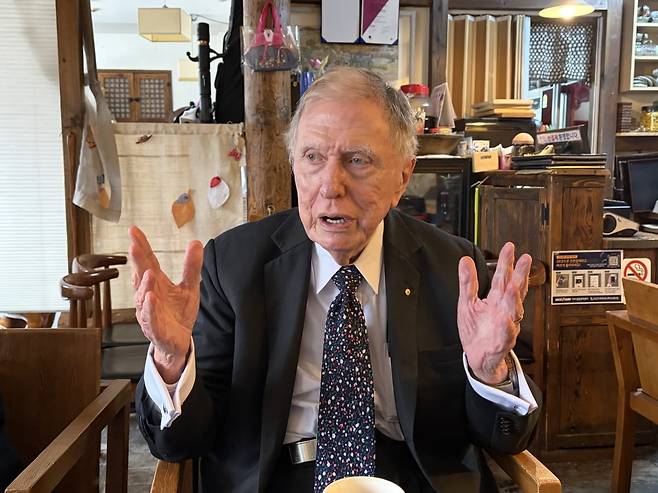 한국경제신문과 인터뷰 중인 마이클 커비 전 유엔 북한인권조사위원회 위원장. 최해련 기자