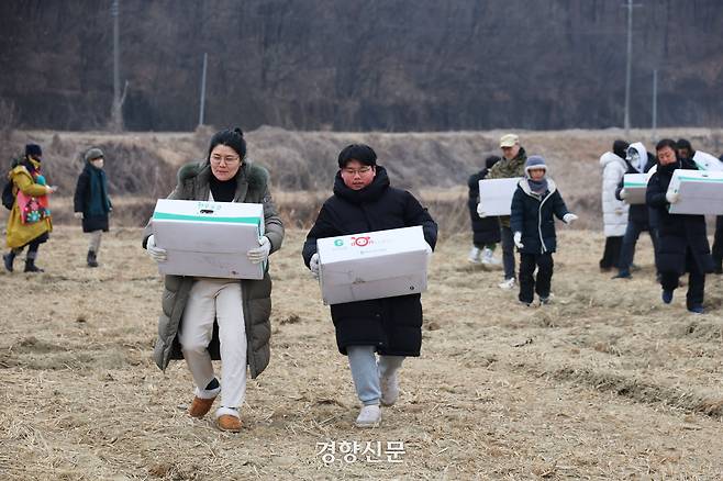 독수리 식당을 찾은 시민들이 독수리 먹이인 돼지고기를 옮기고 있다. 한 번에 15~20박스를 배포한다.