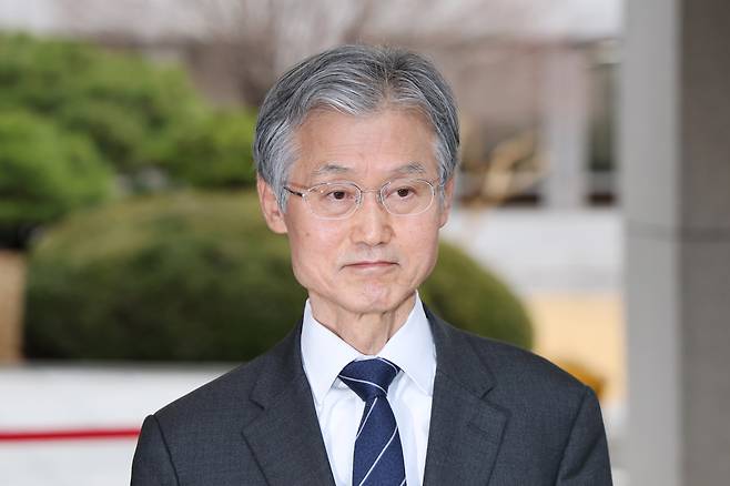 조희대 대법원장이 3일 서울 서초구 대법원으로 출근하며 취재진 질문을 듣고 있다. 연합뉴스