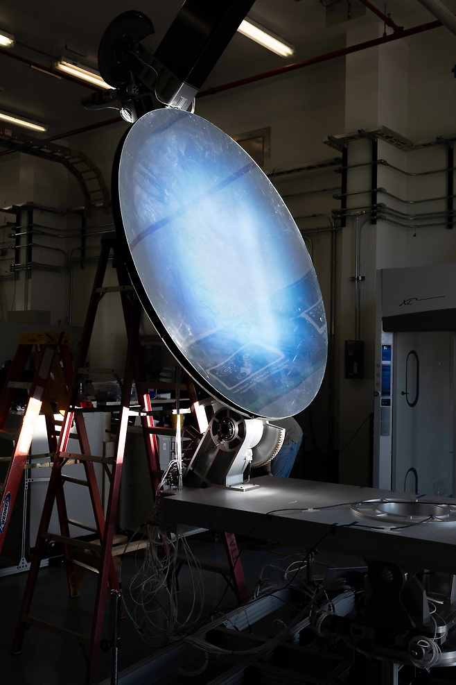 미국 항공우주국(NASA) 연구진이 개발한 특수 집광기. 태양광으로 달 토양(레골리스)을 가열해 산소를 뽑아내는 기능을 갖췄다. NASA 제공