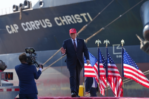 도널드 트럼프 미국 대통령이 이란 군사작전을 승인한 2월27일(현지시간) 텍사스주 현장 일정 소화하고 있다. AP연합뉴스