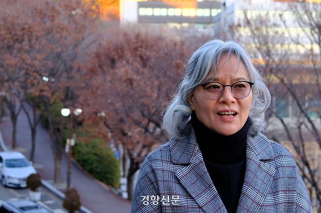 권명아 동아대 교수가 지난 1월 22일 학교에서 사진 촬영에 응하고 있다. 김종목 기자