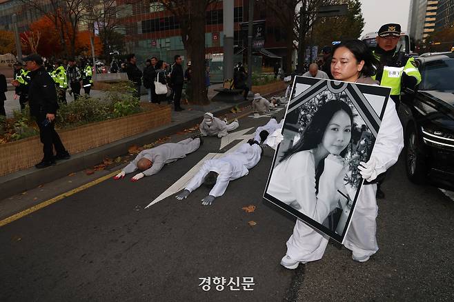 고 뚜안씨의 유족이 이주노동자차별철폐네트워크 주최로 2025년 11월 30일 열린 ‘더 이상 죽이지 말라 강제단속 중단하라’ 오체투지에서 정부서울청사로 향하고 있다. 정효진 기자