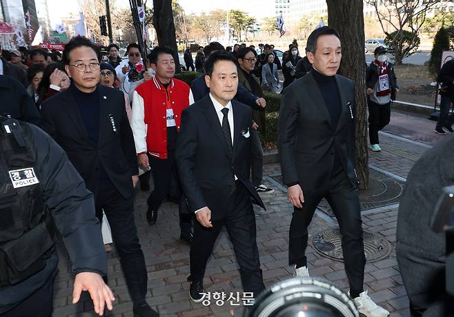 장동혁 국민의힘 대표와 송언석 원내대표 등 주요 당직자들이 3일 국회에서 ‘사법독립 헌정수호를 위한 대국민 호소 국민대장정 규탄대회’ 출정식을 마치고 청와대로 향하는 도보 행진을 하고 있다. 권도현 기자