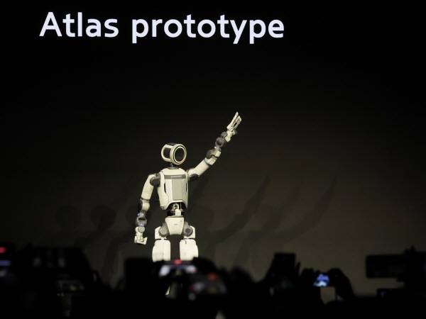현대글로비스는 4~6일 서울 코엑스에서 열리는 AW2026에서 보스톤다이나믹스의 아틀라스를 소개한다. 사진은 세계 최대 가전·정보기술(IT) 전시회 ‘CES 2026’ 개막을 하루 앞둔 5일(현지시간) 미국 네바다주 라스베이거스 만달레이베이에서 열린 현대차그룹 프레스 콘퍼런스에서 차세대 전동식 아틀라스 시제품. 공동취재
