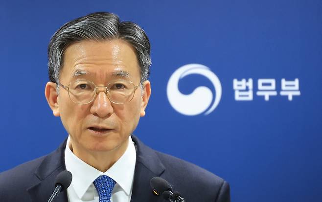 Justice Minister Jung Sung-ho unveils the government’s future strategy on immigration policy during a briefing at the ministry's press room at the government complex in Gwacheon, Gyeonggi, on March 3. [YONHAP]