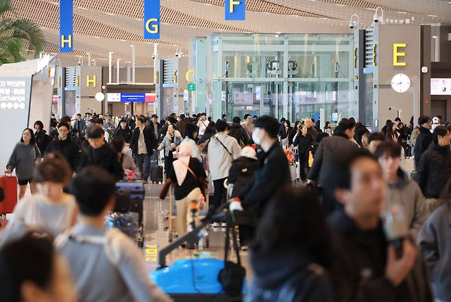 Travelers move around Incheon International Airport on Feb. 27. [YONHAP]