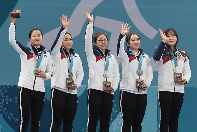 2018 평창 동계올림픽 여자 컬링 은메달을 차지한 팀킴. 왼쪽부터 김은정 김경애 김선영 김영미 김초희. 국민일보 DB