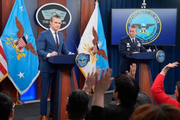 피트 헤게스 국방부 장관과 댄 케인 합참의장이 2일(현지시간) 워싱턴 국방부에서 열린 브리핑에서 질문을 받고 있다. AP=연합뉴스