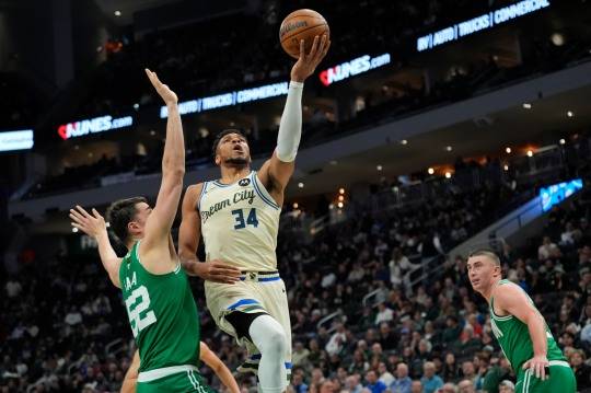 보스턴과의 경기에 출전한 아데토쿤보(34번). 사진[AP=연합뉴스]