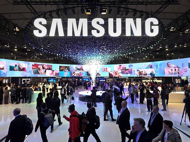 삼성전자가 2일(현지시간) 스페인 바르셀로나에서 열린 ‘모바일 월드 콩그레스 2026(MWC)’에서 모바일을 넘어 갤럭시 생태계 전반으로 이어지는 ‘갤럭시 AI’ 경험과 AI 기반 네트워크 혁신 기술을 선보인다고 밝혔다. 사진은 MWC26에 참여한 삼성전자 부스 모습. [연합뉴스]