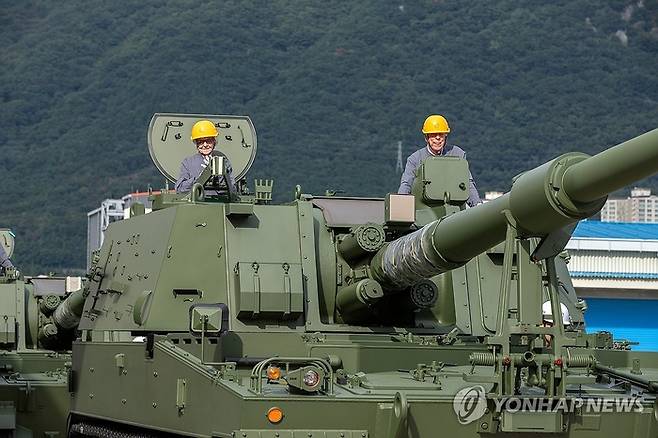 지난해 19일 한화에어로스페이스 창원2사업장에서 열린 ‘참전용사 재방한 행사’의 모습. 미 해군의 병원선박인 ‘헤이븐(USS HAVEN)’에서 해군 간호사로 복무한 최고령 참석자 로이스 R. 귄(왼쪽), 미 육군 하사로 참전한 로버트 M. 마르티네즈가 K9 자주포에 탑승해 기념 촬영하고 있다. [연합뉴스]