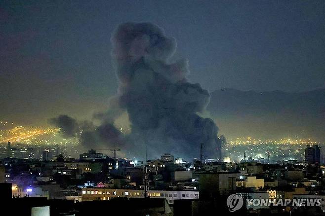 미국과 이스라엘, 이란의 교전이 사흘째 이어지면서 테헤란 곳곳에서 폭팔음이 들리고 있다. [연합뉴스]