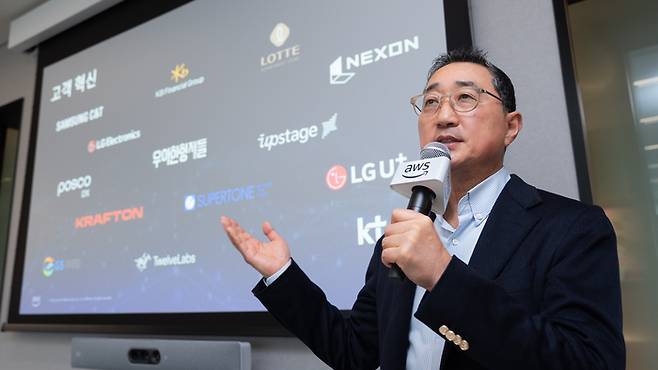 함기호 아마존웹서비스(AWS) 코리아 대표가 3일 서울 강남구 AWS코리아 오피스에서 열린 신년 기자간담회에서 올해 사업 전략을 발표하고 있다. [사진 = 아마존웹서비스 코리아]