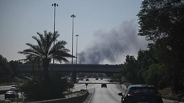 이란의 보복 공격에 연기가 치솟는 쿠웨이트 소재 미국 대사관. [AFP 연합뉴스]