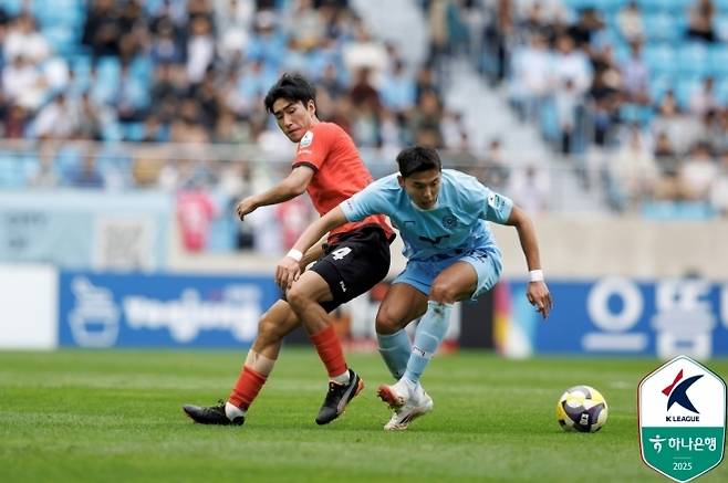 서민우(사진 왼쪽). 사진=한국프로축구연맹