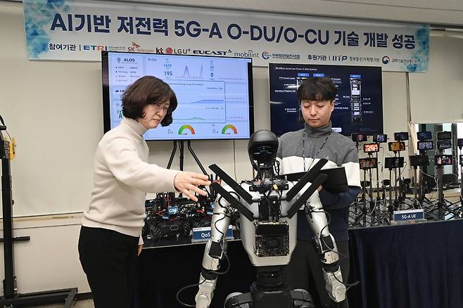 ETRI 연구진이 5G모뎀을 설치한 로봇을 통해 오픈랜 저전력 기지국과 연결하고 있다.[ETRI 제공]