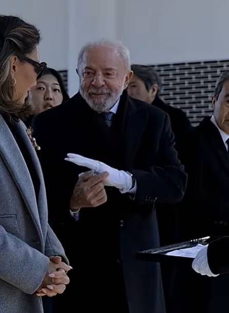 루이스 이나시우 룰라 다시우바 브라질 대통령이 방한 이튿날인 23일, 서울 동작구 국립서울현충원을 찾아 참배에 앞서 착용한 새끼 손가락이 없는 흰색 장갑을 부인에게 보여주고 있다. [룰라 대통령 유튜브 채널 영상 캡처]