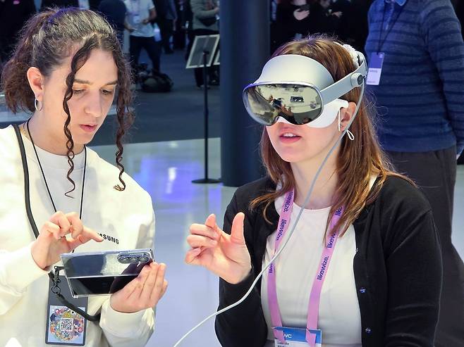 삼성전자 부스를 방문한 관람객이 ‘갤럭시 XR’을 체험하는 모습.  [삼성전자]