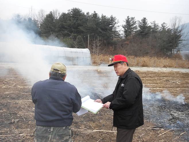 산불감시원이 소각행위를 단속하고 있다.