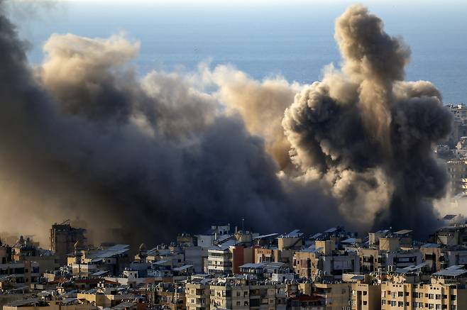 이스라엘이 2일(현지시간) 레바논 베이루트 남부 교외 부르즈 알 바라즈네를 공습한 후 연기가 피어오르고 있다. 레바논 보건부에 따르면 베이루트 남부 교외와 레바논 남부 마을을 대상으로 한 공습으로 최소 31명이 사망하고 149명이 부상했다. 이스라엘 군 당국은 헤즈볼라의 기반 시설과 인원을 표적으로 전국에 걸쳐 공습을 진행 중이라고 밝혔다.[EPA]