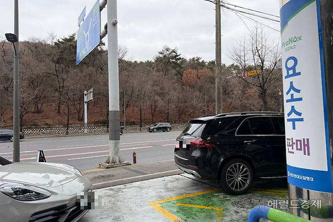 3일 오전 서울 용산구의 주유소. 주유하려는 차들이 정차해 있다. 전새날 기자.