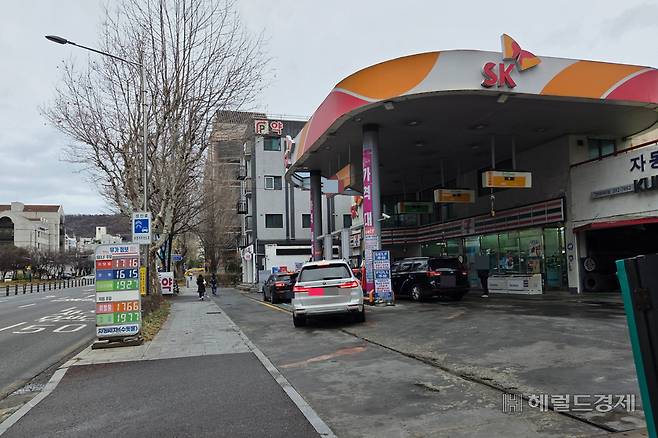 3일 오전 서울 서대문구 대신동의 한 주유소. 주유를 위해 차량이 정차해있다. 이영기 기자.