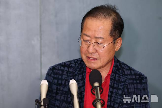 [인천공항=뉴시스] 권창회 기자 = 국민의힘 대선 후보 경선에서 탈락한 뒤 정계 은퇴를 선언하고 하와이에 체류했던 홍준표 전 대구시장이 17일 인천 중구 인천국제공항 제1터미널을 통해 귀국해 발언하고 있다. 2025.06.17. kch0523@newsis.com