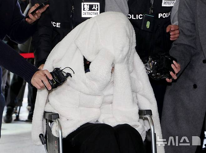 [서울=뉴시스] 김진아 기자 = 약에 취한 상태로 서울 반포대교를 달리다가 한강 둔치로 추락한 포르쉐 차량 운전자 30대 여성 A씨가 27일 서울 마포구 서울서부지방법원에서 마약류관리법 위반 및 도로교통법상 약물운전 혐의로 구속 전 피의자 신문(영장실질심사)를 받기 위해 출석하고 있다. 2026.02.27. bluesoda@newsis.com