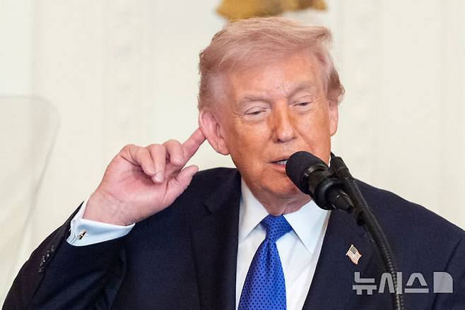 [워싱턴=AP/뉴시스] 도널드 트럼프 미국 대통령이 2일(현지 시간) 워싱턴 백악관 이스트룸에서 열린 명예 훈장 수여식에서 발언하고 있다. 2026.03.03.