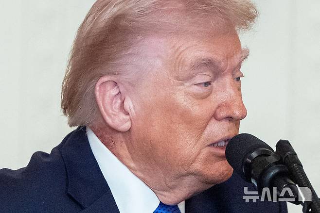 [워싱턴=AP/뉴시스] 도널드 트럼프 미국 대통령이 2일(현지 시간) 워싱턴 백악관 이스트룸에서 열린 명예 훈장 수여식에서 발언하고 있다. 2026.03.03.