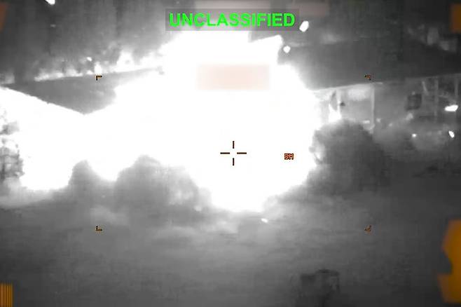 [이란=AP/뉴시스] 미 중부사령부가 제공한 부분 삭제 영상 사진에 지난 1일(현지 시간) 미군이 발사한 미사일이 이란 내 군사 드론 격납고를 파괴하고 있다. 2026.03.03.