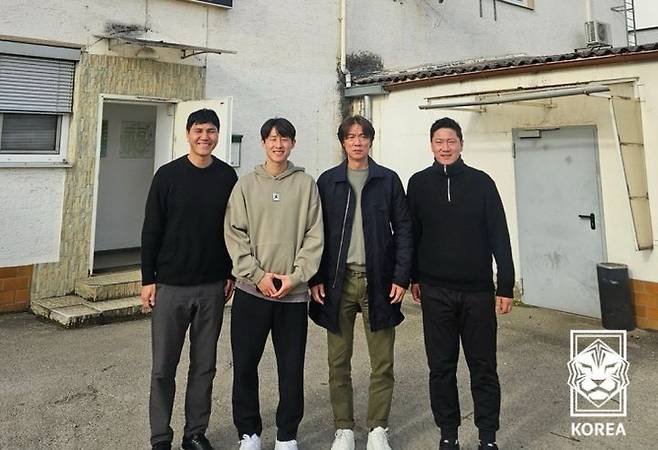 [서울=뉴시스] 독일에서 활약 중인 이재성을 만난 홍명보 한국 남자 축구 대표팀 감독과 코치진. (사진=대한축구협회 제공) 2026.03.03. photo@newsis.com  *재판매 및 DB 금지