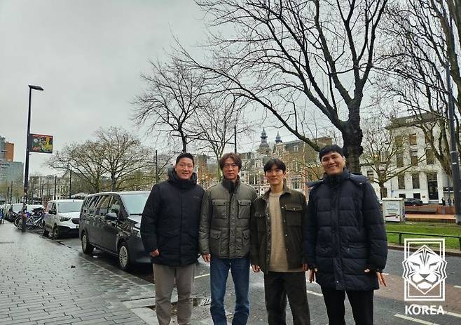 [서울=뉴시스] 네덜란드에서 활약 중인 황인범을 만난 홍명보 한국 남자 축구 대표팀 감독과 코치진. (사진=대한축구협회 제공) 2026.03.03. photo@newsis.com  *재판매 및 DB 금지