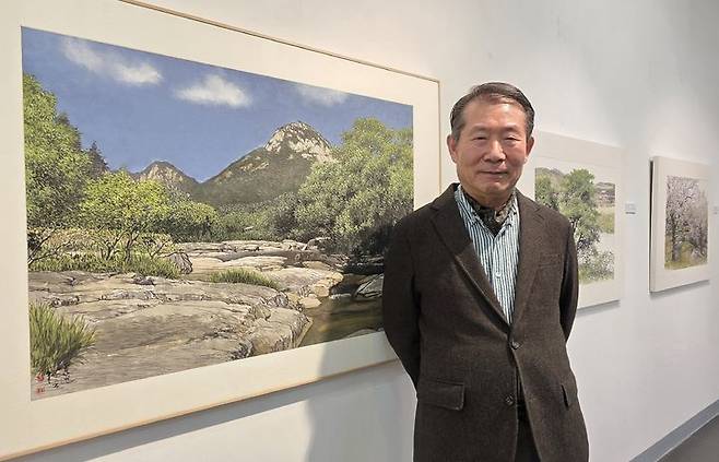 [사진=박현주 미술전문기자] 3일 청작화랑에서 개인전을 연 오용길 화백. *재판매 및 DB 금지