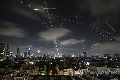 텔아비브 상공에서 이란이 발사한 미사일을 요격하는 이스라엘 방공망 [AP 연합뉴스 자료사진]