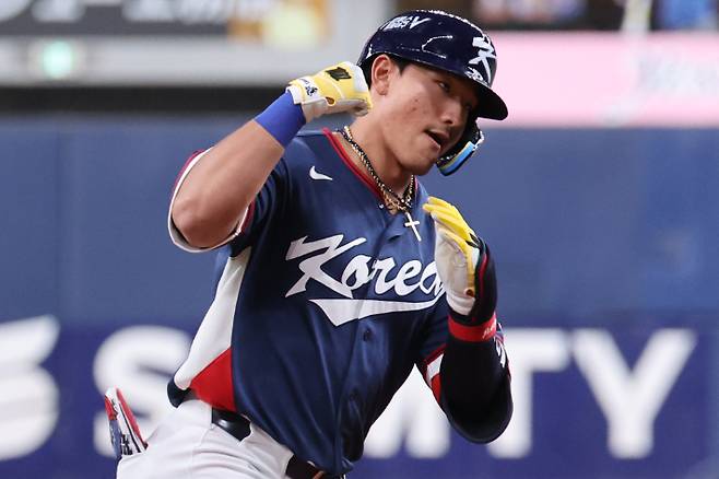 안현민의 솔로 홈런 세리머니. 연합뉴스