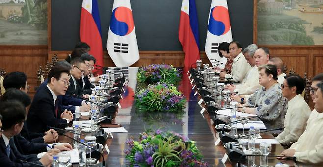 이재명 대통령과 페르디난드 마르코스 필리핀 대통령이 3일 필리핀 마닐라 말라카냥궁에서 정상회담을 하고 있다. 연합뉴스