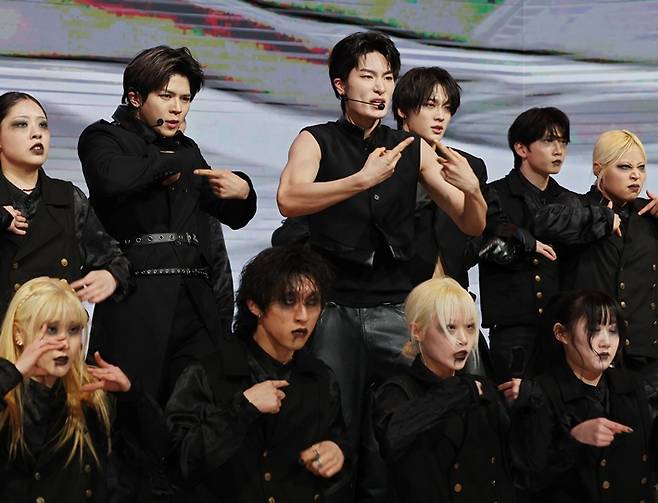 빅오션은 첫 번째 타이틀곡 '원 맨 아미'에서 스무 명의 댄서들과 합을 맞춰 퍼포먼스를 보여줬다. 연합뉴스