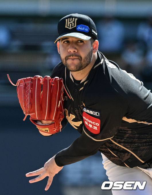 [OSEN=수원, 조은정 기자] KT 헤이수스가 역투하고 있다. 2025.09.21 /cej@osen.co.kr