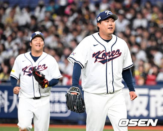 [OSEN=오사카(일본), 손용호 기자] 2일 일본 오사카 교세라돔에서 월드베이스볼클래식(WBC) 공식 연습 경기 한국 야구 대표팀과 한신 타이거스의 경기가 열렸다.우리 대표팀은 3일 같은 장소에서 오릭스 버팔로스와 연습 경기 2차전을 치른 뒤 5일 일본 도쿄돔에서 체코와 WBC 조별리그 1차전에서 격돌한다.6회말 수비를 마친 한국 류현진이 더그아웃으로 가고 있다. 2026.03.02 /spjj@osen.co.kr