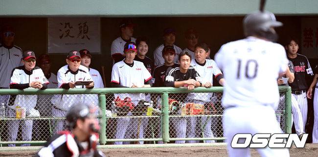 [OSEN=오키나와(일본), 최규한 기자] 1일 일본 오키나와 구시가와 야구장에서 프로야구 KT 위즈와 LG 트윈스의 연습경기가 열렸다.이날 경기에서 KT는 오원석, LG는 요니 치리노스를 선발로 내세웠다.1회말 KT 김현수의 타석 때 LG 더그아웃 코칭스태프와 선수들이 타석의 김현수를 바라보고 있다. 2026.03.01 / dreamer@osen.co.kr