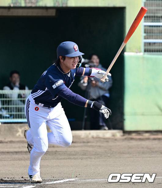 [OSEN=미야자키(일본), 지형준 기자] 두산 베어스가 1일 일본 미야자키 히사미네 야구장에서 자체 청백전를 가졌다.이날 두산은 팀 훈련이 예정됐지만, 2월 26일 롯데 자이언츠전 3회 우천 노게임에 이어 27일 지바롯데 마린스전까지 우천 취소되면서 실전 감각을 끌어올리고자 청백전이 긴급 편성됐다. 1회초 두산 박찬호가 안타를 날리고 있다. 2026.03.01 /jpnews@osen.co.kr