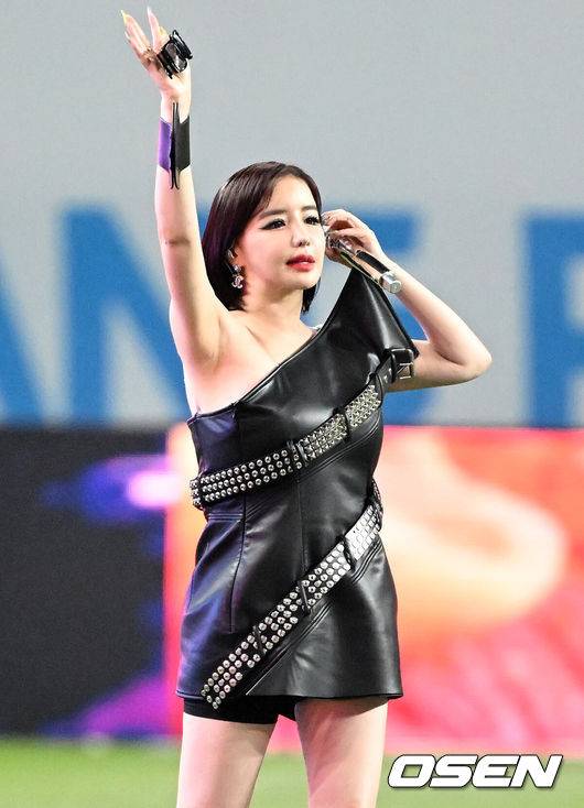 [OSEN=서울월드컵경기장, 이대선 기자] 3일 오후 서울월드컵경기장에서 쿠팡플레이 시리즈 2025&nbsp;2경기, 토트넘 홋스퍼 FC와 뉴캐슬 유나이티드 FC의 프리시즌 친선경기가 열렸다.토트넘 손흥민의 고별전이자 양민혁과 뉴캐슬 박승수의 맞대결로 주목받는 이번 경기는 단순한 프리시즌 친선경기가 아닌, 전설의 마지막, 신예의 등장 교차점이라는 특별한 의미가 더해진다.그룹 투애니원 박봄이 축하공연을 펼치고 있다. 2025.08.03 /sunday@osen.co.kr