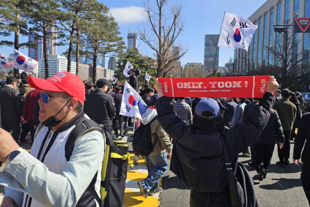 ▲국민의힘이 개최한 3일 국회 규탄대회의 한 참석자가 도보 행진 대열에서 'ONLY YOON' 손팻말을 펼쳐보이고 있다. ⓒ프레시안(김도희)